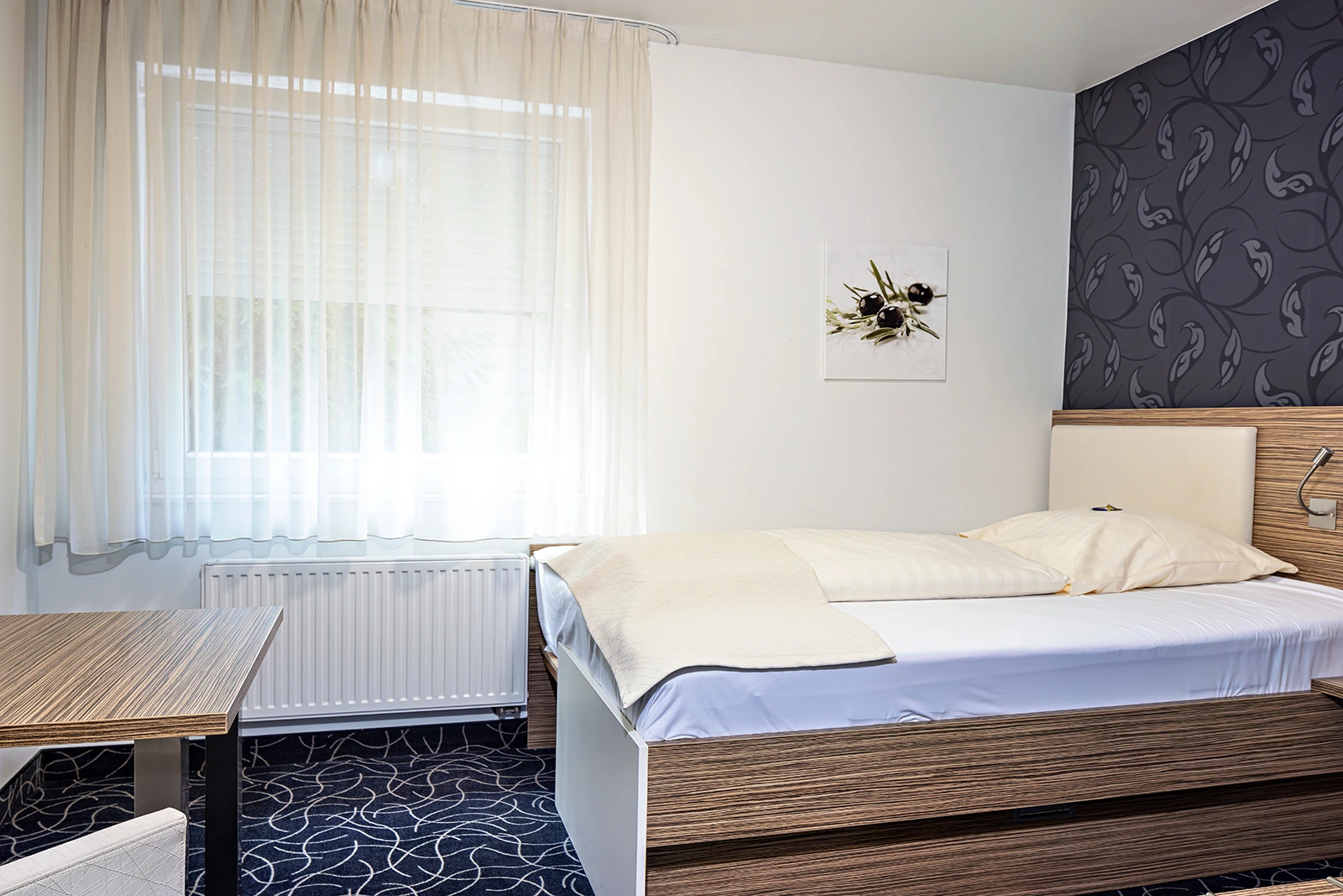 helles Schlafzimmer mit Fenster, Classic Einzelzimmer im Haus Julius
