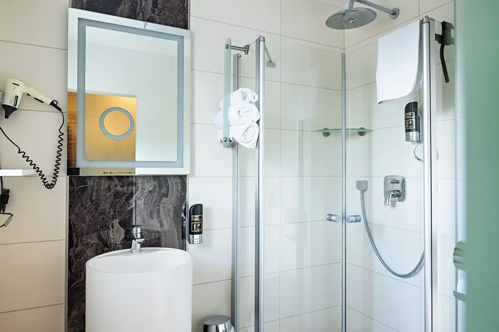 Helles Badezimmer im Doppelzimmer Haus Marius