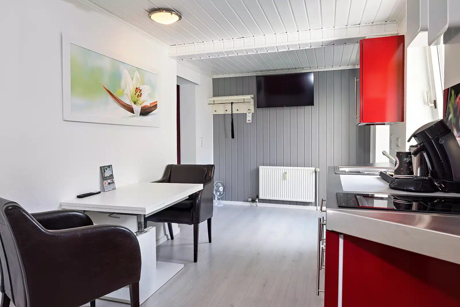 Küche mit Tisch im Haus Rikke