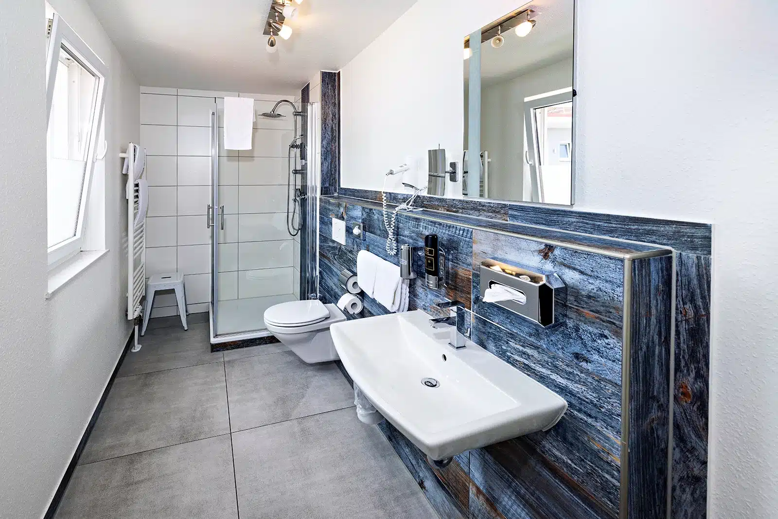 großzügiges Badezimmer, DZ Kategorie Standard im Haus Rikke