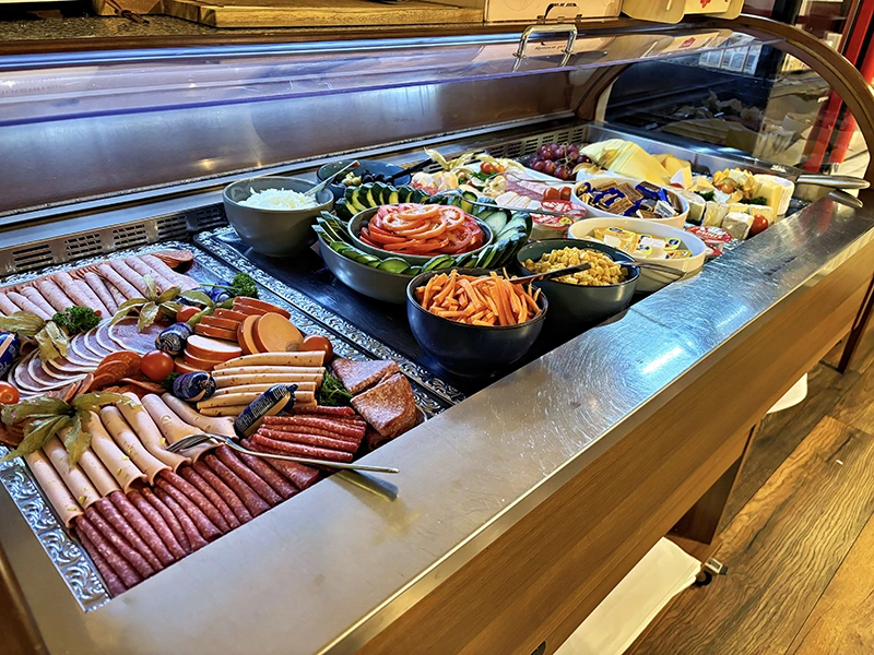 Mit Käse, Salami, Aufschnitt, Gemüse und vielem mehr.