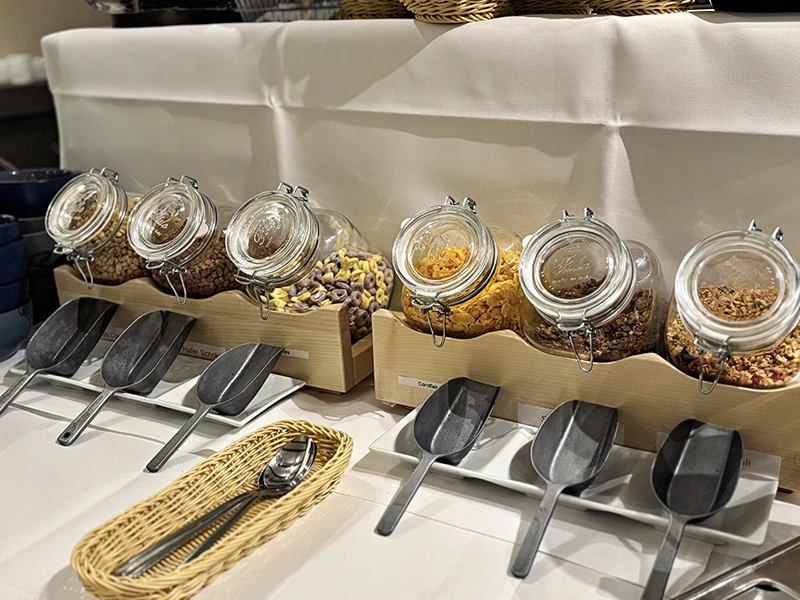 Mit einer reichhaltigen Auswahl von Frühstücksflocken.