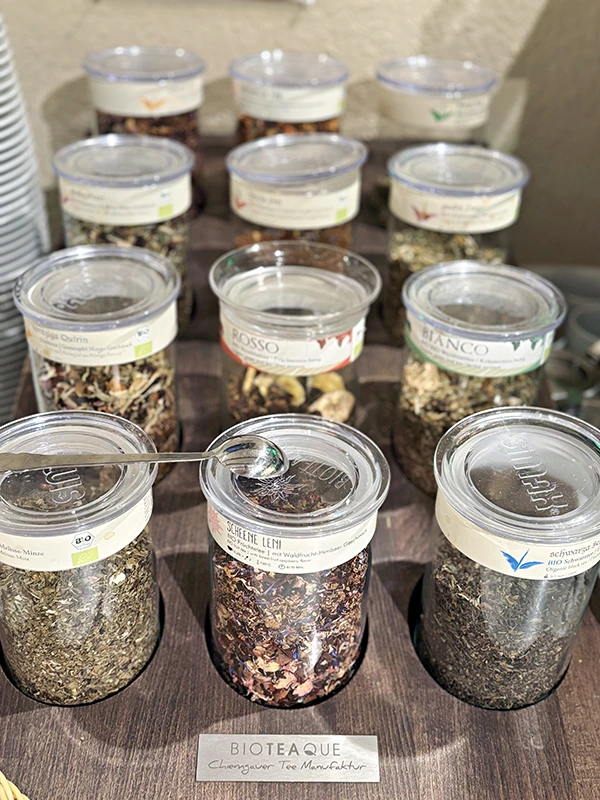 Mit einer reichhaltigen Auswahl von Frühstücksflocken.