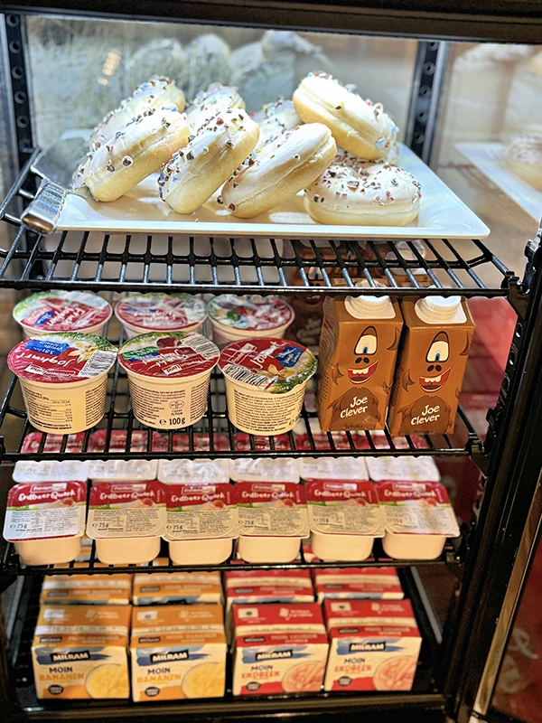 Genießen sie unser reichhaltiges Buffet mit der Liebe zum Detail. Mit frischen Donats und Joghurt.